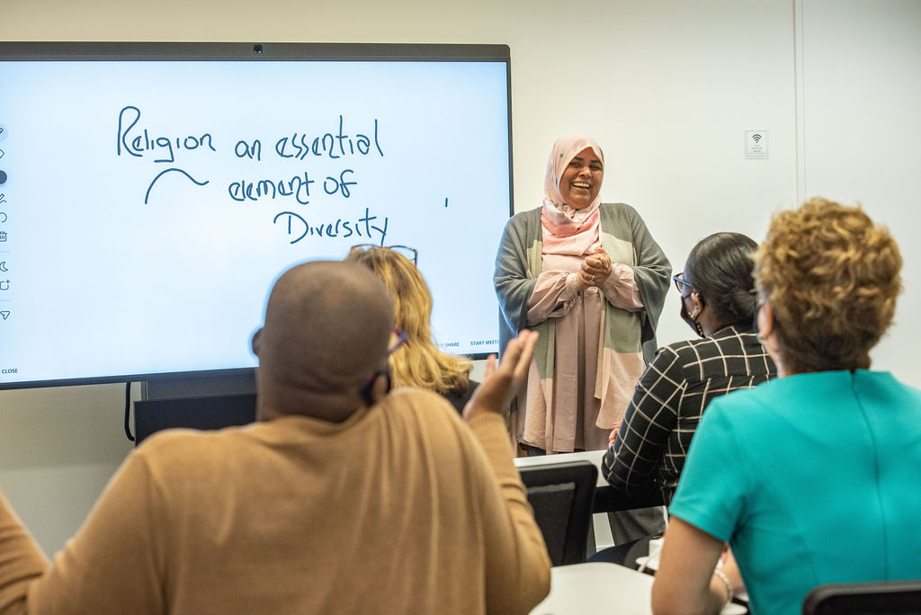 Aida Mansoor teaching class