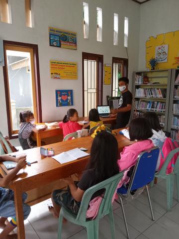 Imbran teaching students in library